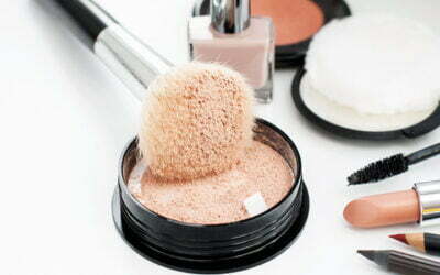 Culoarea plăcută din cosmeticele tale, otravă pentru piele?