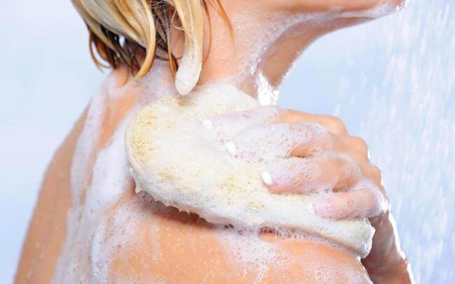 Cele mai bune geluri de duș pentru fiecare tip de piele, potrivit experților dermatologi