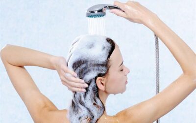 La câte zile e nevoie să te șamponezi? Poate nu atât de des pe cât crezi, spun dermatologii și stiliștii