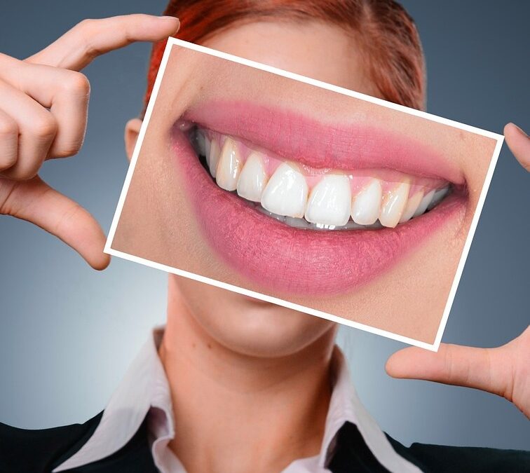 Când ar trebui să-mi fac griji cu privire la sângerarea gingiilor?
